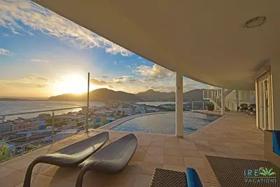 Beautiful 5 Bedroom Villa with Panoramic Views!