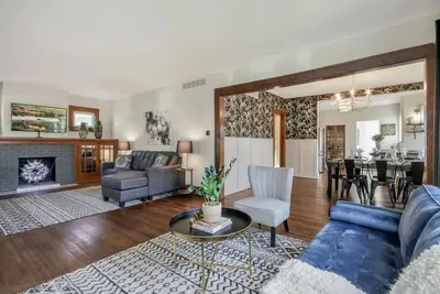 Image de Large vintage home perfect for families!