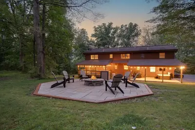 Image de Fireside Cabin | Hot Tub, Tv + Game Room!