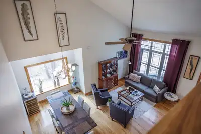 4 Br Home w\/ Game Room. 3 Min from Wgi & minutes from Wine Trail.