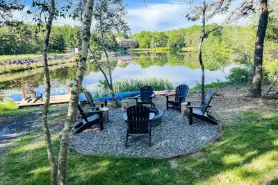 Image de Pocono's Lakefront home - Completely Renovated w/Game Garage and New Hot Tub