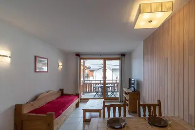 Image de 150m du centre station, 2ème étage, remise en forme, piscine, balcon, télévision, casier à ski, 33m²