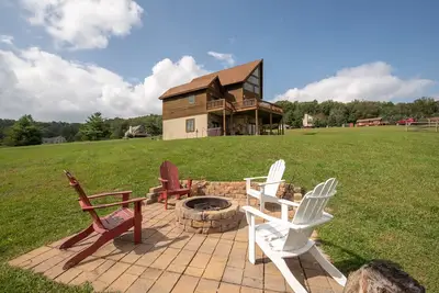 Image de Chic Rustic Log Cabin Near Lake w/ Fire Pit