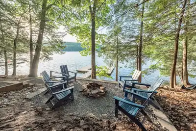Image de Peaceful Lakefront Gem w/ Dock, Hot Tub, Game Room