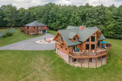 Image de Log Retreat: Lake Access, Dogs Welcome, Dock Slip, 2 Hot Tubs!