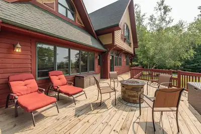 Image de Hot Tub, Fire Pit & Theater Room by Deep Creek