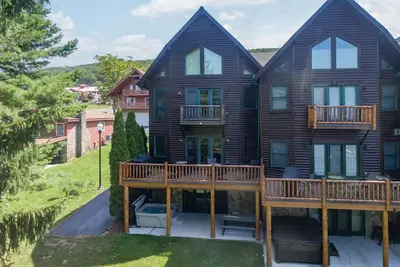 Image de New! Cedar Shores Villa #06: Lakefront, Hot Tub!