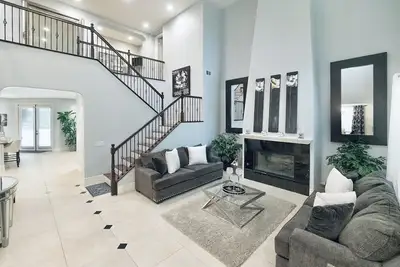 Image de ✨Glam Luxury! ✨Pool Oasis, Walk to Festivals! ⬥3 King bedrooms/2 Queen bedrooms!