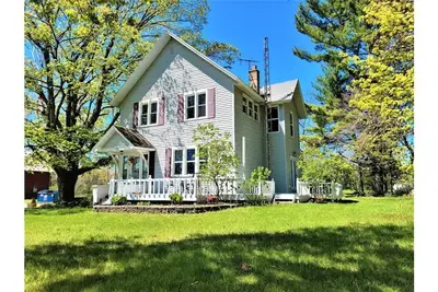 Image de Charming Farmhouse in the Orchards near Lake Mich!