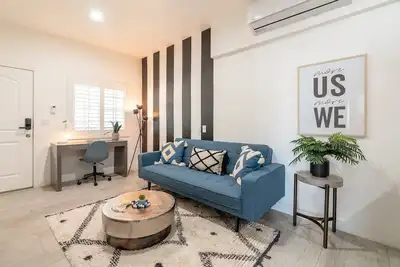 Image de 212 Broadway  · Modern Condo | 6Mi to Disneyland | Central Oc