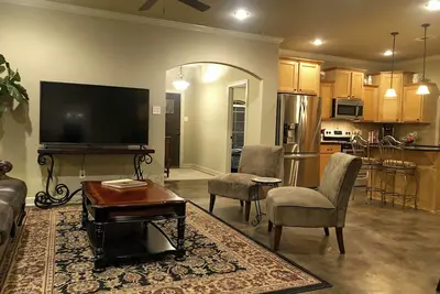 Image de Conway Luxury Home. 4br\/2ba, Office, 2-Car Gar. , 65\"Tv, Fenced Yard\/Patio, Wi-Fi