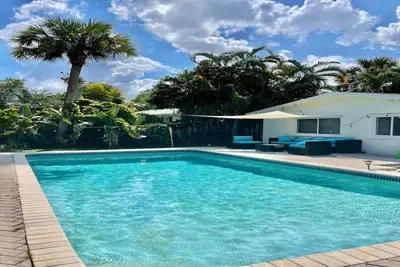 Image de Tropical Oasis - w/ pool, close to everything!