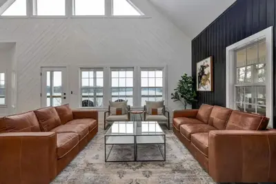 Image de New*Luxe Lakefront*Fully Loaded*Hot Tub*Fire Pit