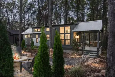 Image de Enjoy the lake & mountain retreat at The Water & Woods Tiny Home