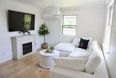 Image de New Pool Lovely Home Mins away from Town & Beach