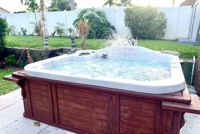 Image de Mermaid House 🧜‍♀️on Hot Tub Hill with Tropical Patio - 2 miles to Beaches! 🌴☀️