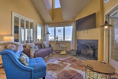 Image de Cozy Ski-In/Ski-Out Granby Condo w/ Balcony!