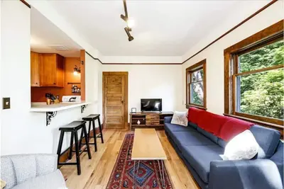 Upper Apartment in Classic Craftsman Home Duplex