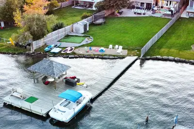 Image de Nk Paradise - Lakefront, Hot Tub, Covered Dock!