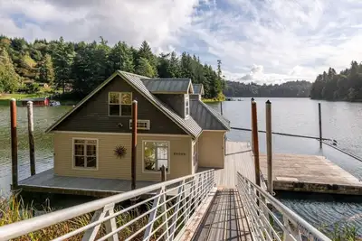 Image de Cozy Boathouse On The Lake W/ Spacious Dock. Boat access only
