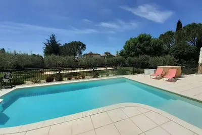 Image de Studio en bord de piscine au milieu des oliviers proche d'Uzes.