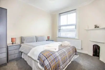 Image de Homely 2Bedroom/1Bathroom Flat w/ Free Wifi & Free Parking