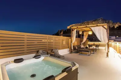 Bliss Luxury Suites - Water