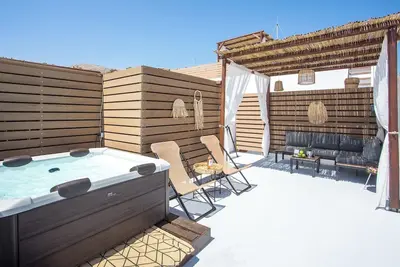 Bliss Luxury Suites - Wind