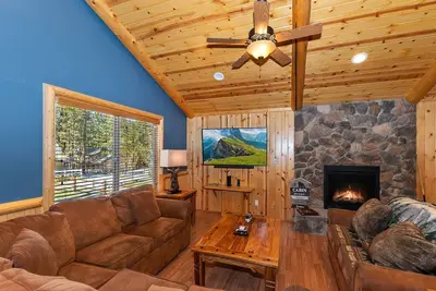 Image de Altitude Adjustment by Destination Big Bear: Situated in the Heart of Big Bear! Outdoor Hot Tub! Pool Table!