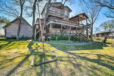 Image de Family Home w\/ Boat Dock, Fire Pit + Balcony