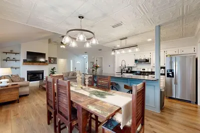 Image de Modern Farmhouse Getaway in Town! Large Floorplan. New King\/Queen\/Twin beds!