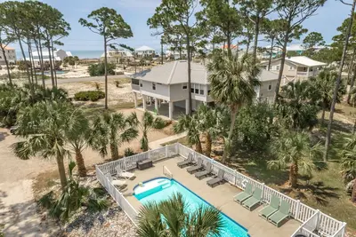 Image de Lured Inn - 5 Br 4 Bath Home with Private Pool and Studio Sea Suite under home