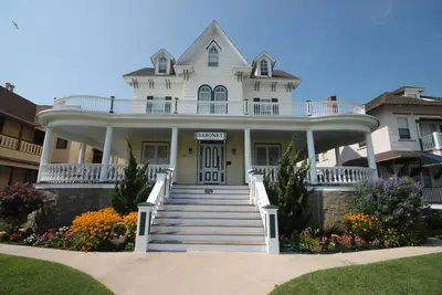 Image de Beach Avenue Bliss at the Baronet, and Dog-Friendly, too!