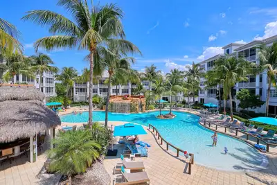 Image de Make A Splash in our Resort Pool!