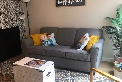 Coastal chic, 2 bed 1 bath sleeps up to 6 Coastal getaway near seawall!