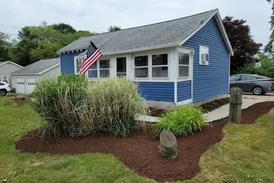 Image de Adorable Snug Harbor Cozy Cottage, Minutes to the beach(pet friendly)