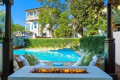 Image de Serenity Now Cottage— Private Pool & Carriage House, Bikes, *Newly Remodeled*
