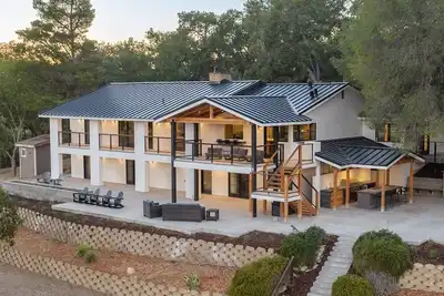 Image de Oak & Vine Vineyard Estate - Stunning Vineyard Views!