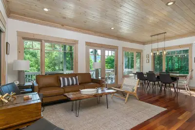 Image de Carolina Blue | Pet Friendly, Deck, Treetop Views
