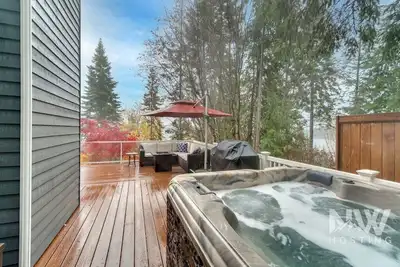 Image de Luxury Home—Hot Tub, Fire Table, Office, Stunning Lake Views, 15 Miles to Silverwood, 2 to Beach!