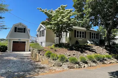 Image de The perfect Cape Cod beach house - walk to the beach!