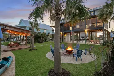 Image de Waterfront retreat just minutes from the beach!