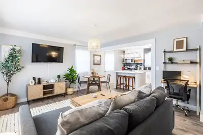 Image de Chic, Beautifully Renovated Redford Home!