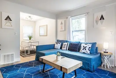 Image de Renovated, Upscale Royal Oak Bungalow