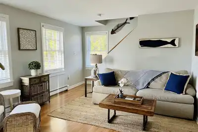 Image de In Town with Parking, Outdoor Shower, Patio & Car Option