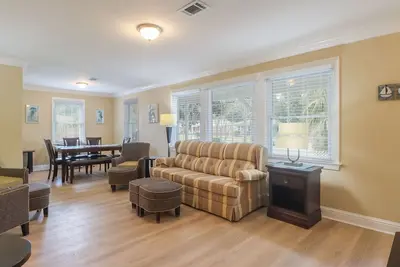 Image de Cheerful Coastal Home. Close to Beach, 4Br/2Ba, Sleeps 13 guests