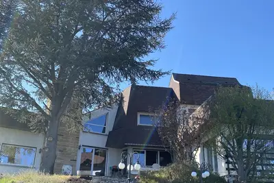 Image de Maison atypique avec vue panoramique et piscine.