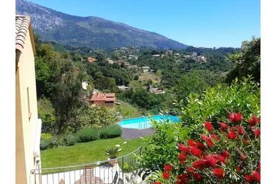 Image de Jolie villa récente avec piscine calme et verdure à 7 mn de la plage