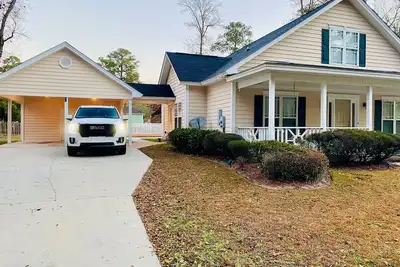 Image de Large Southern Style home with lots of parking