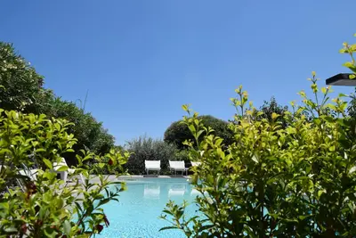 Image de Wonderful open space with swimming pool, barbecue garden ample private parking.